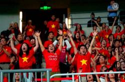 1xBit体育网址-球迷赛场上疯狂挥舞国旗为偶像加油助威