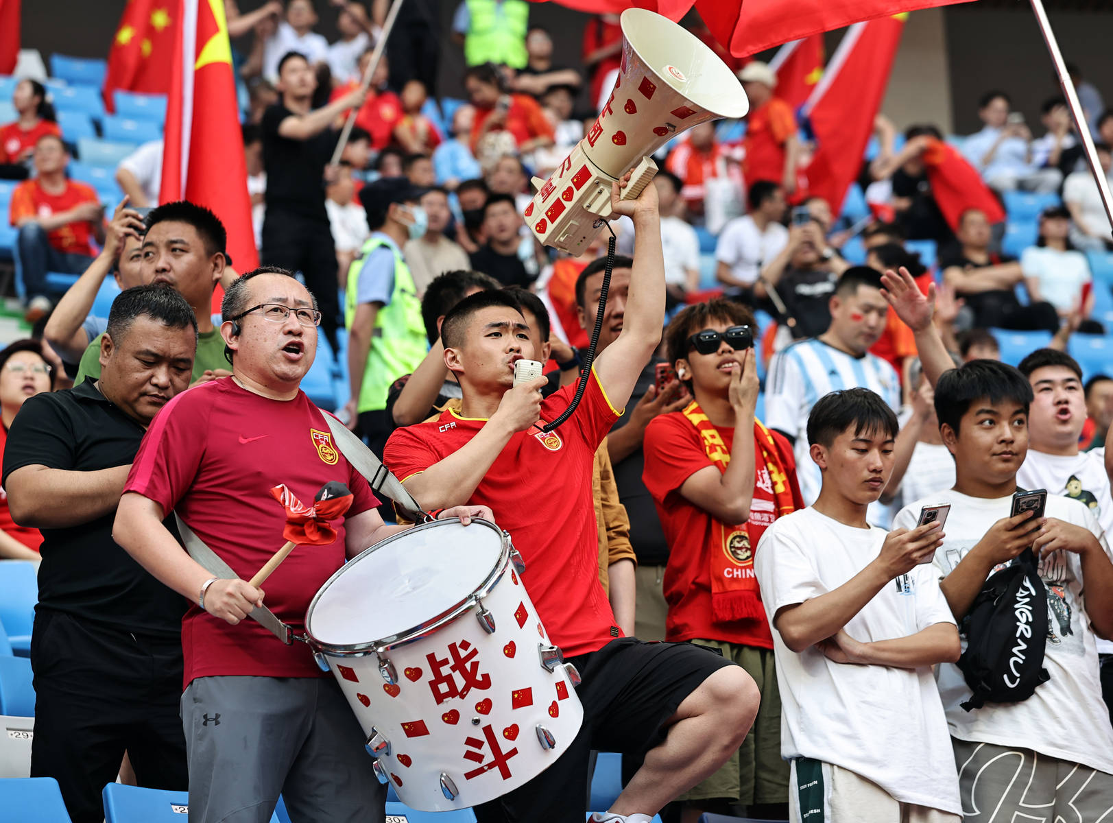 布宜诺斯艾利斯独立球迷现场助威，激发球队夺冠斗志