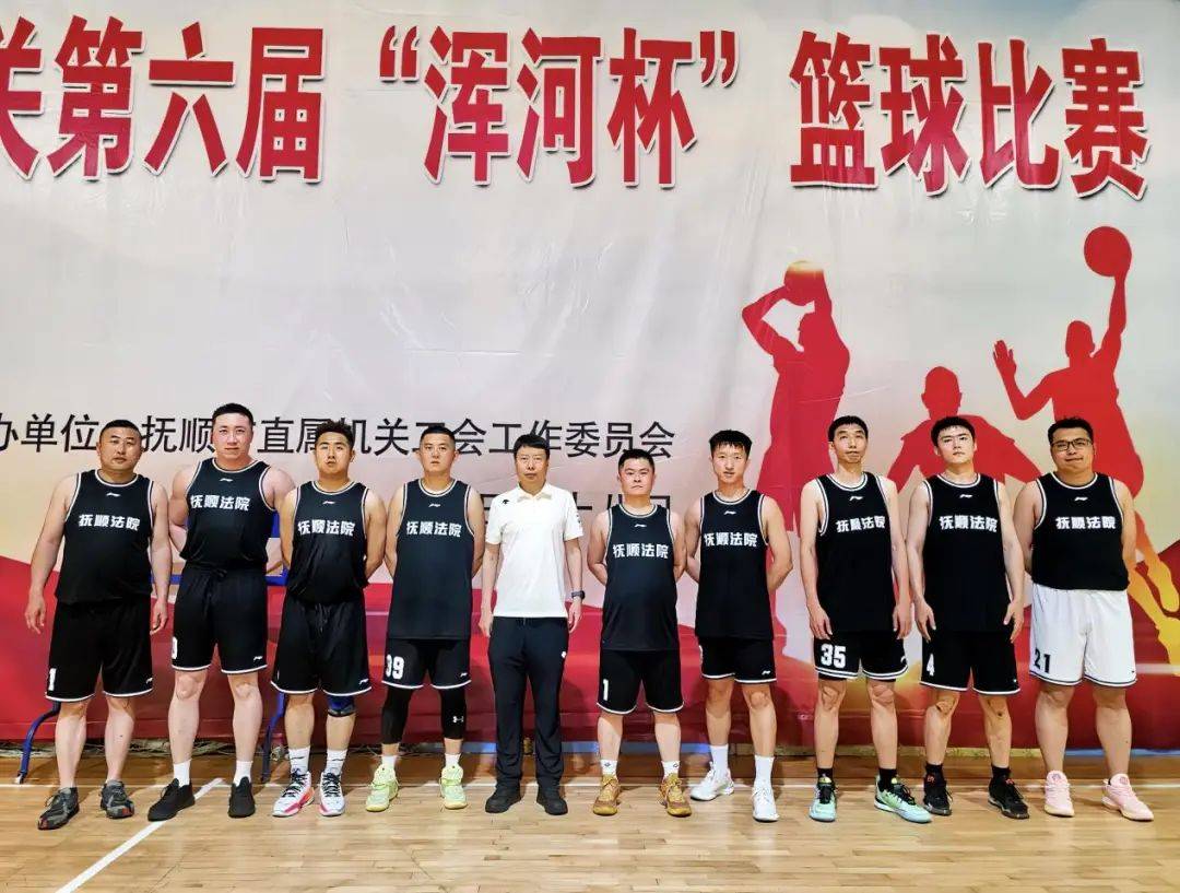 赛场上球员们拼尽全力，为比赛努力奋斗的简单介绍
