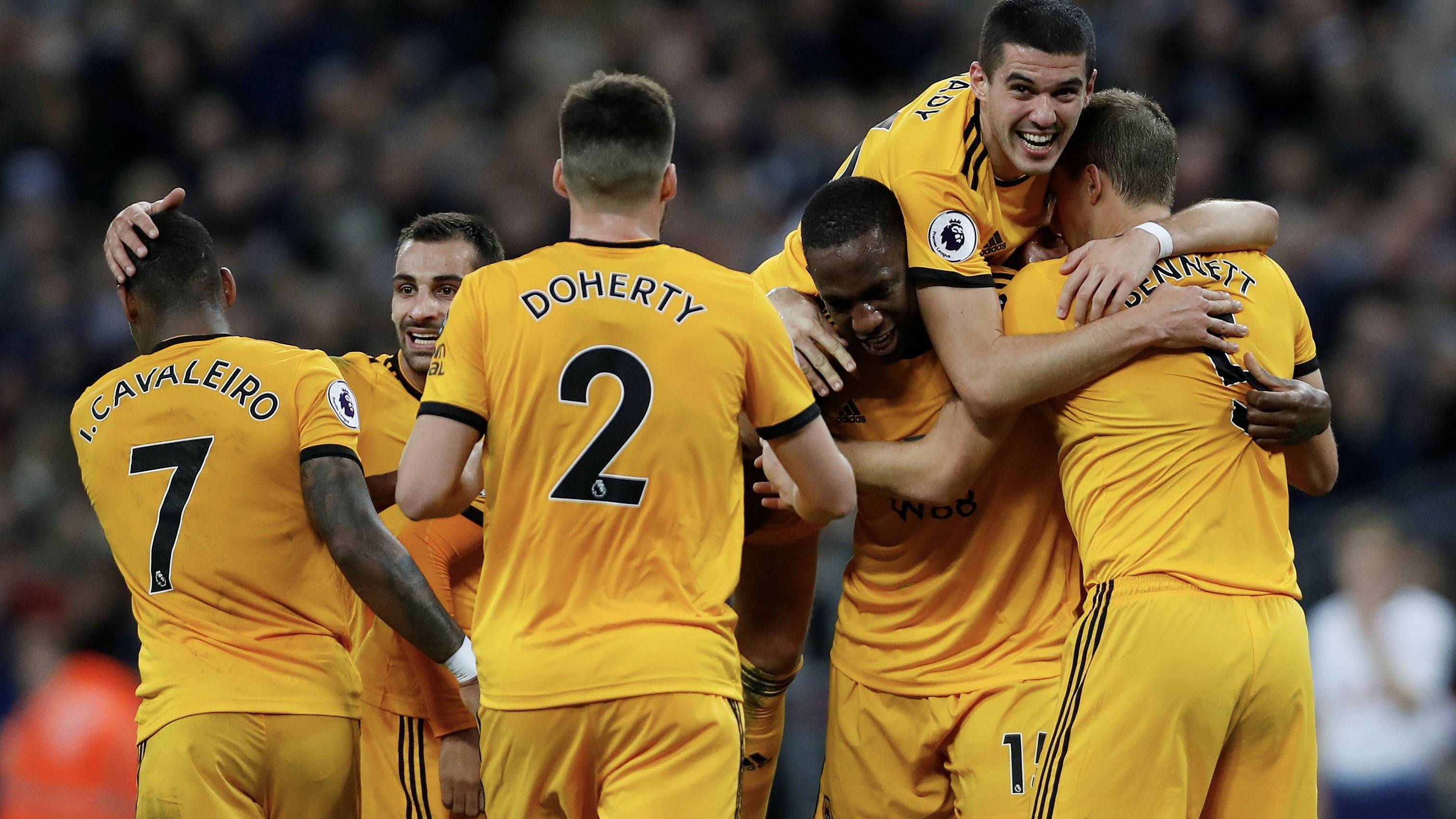 足球运动员精彩表现,带领球队取得胜利 足球运动员精彩表现,带领球队取得胜利