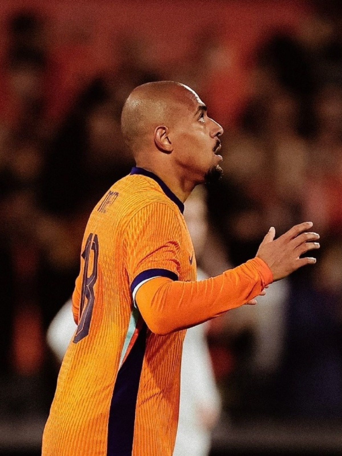 荷兰前锋连场破门,助球队大胜对手 荷兰前锋连场破门,助球队大胜对手