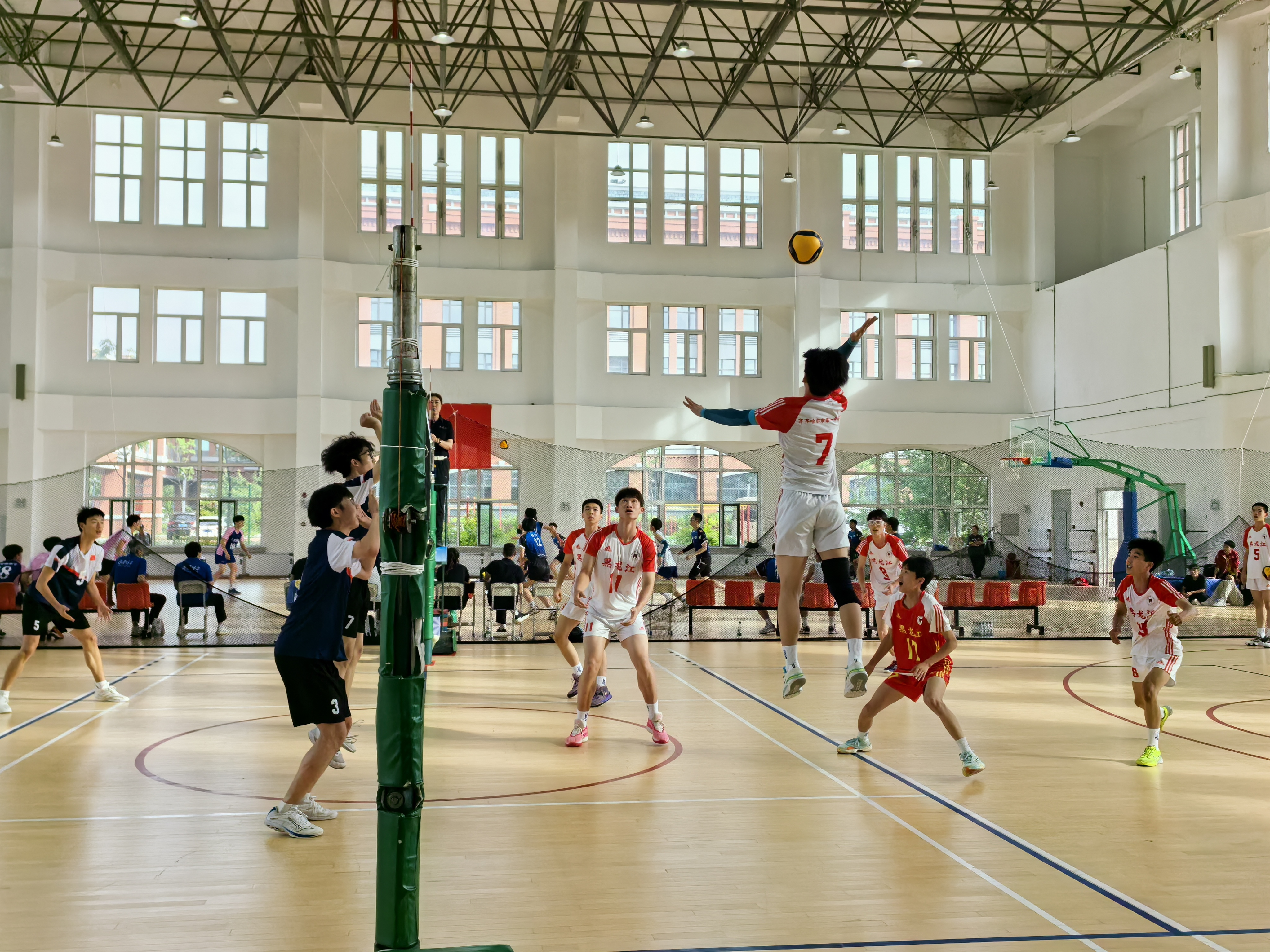 关于体育赛事现场的气氛热烈高涨，精彩连连的信息