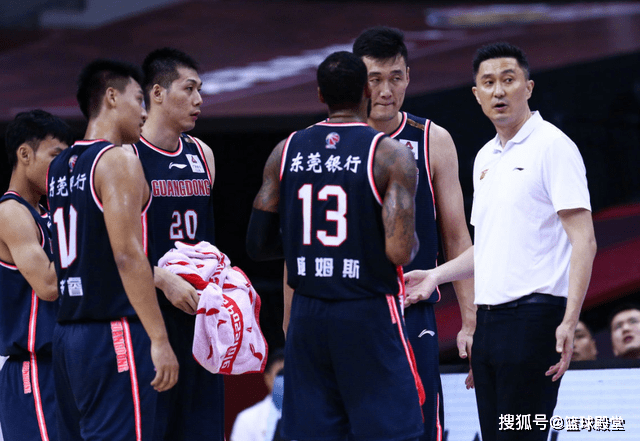 弱队在比赛中逆袭,取得胜利的喜悦 弱队在比赛中逆袭,取得胜利的喜悦