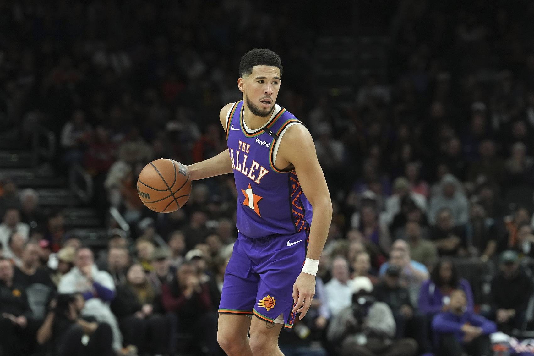 包含太阳击败鹈鹕，布克贡献33分的词条