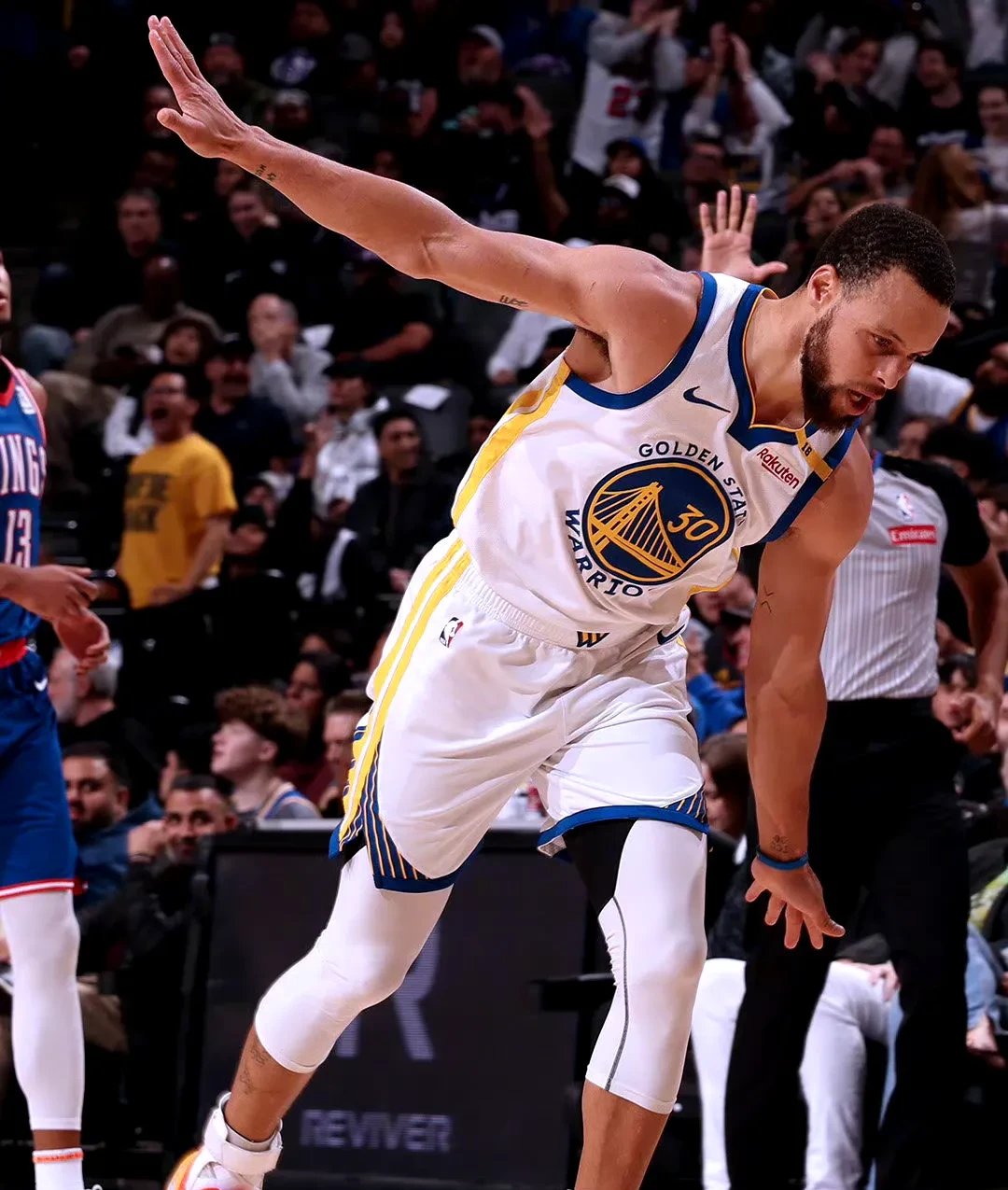 勇士主场大胜湖人,库里狂砍40分 勇士主场大胜湖人,库里狂砍40分