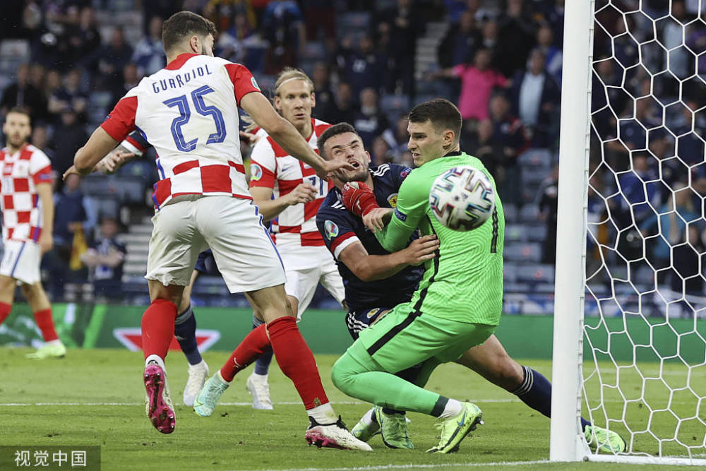 关于苏格兰主场不敌波兰，出线形势艰难的信息