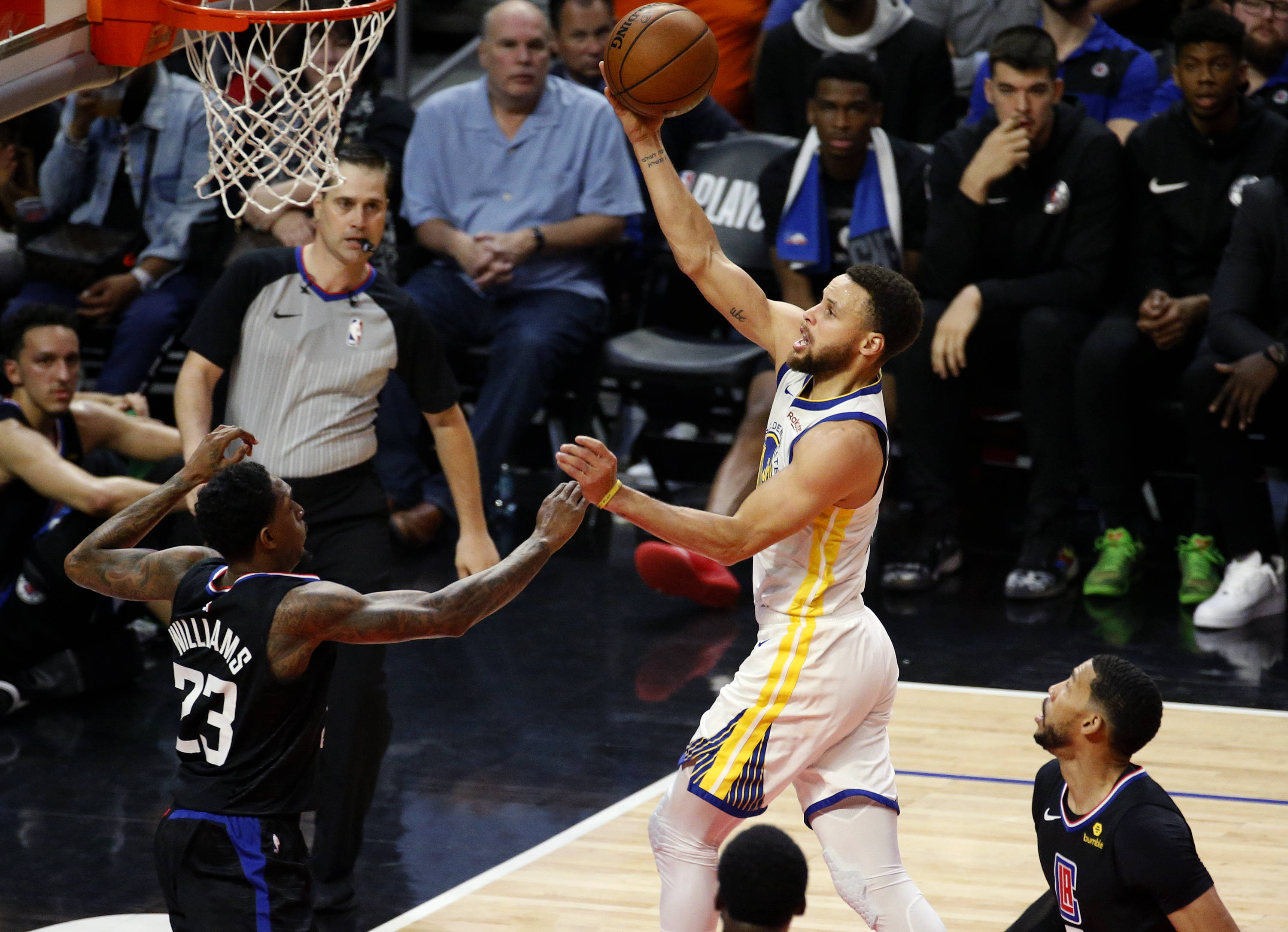 关于库里季后赛表现抢眼！勇士胜狼队晋级西部决赛的信息