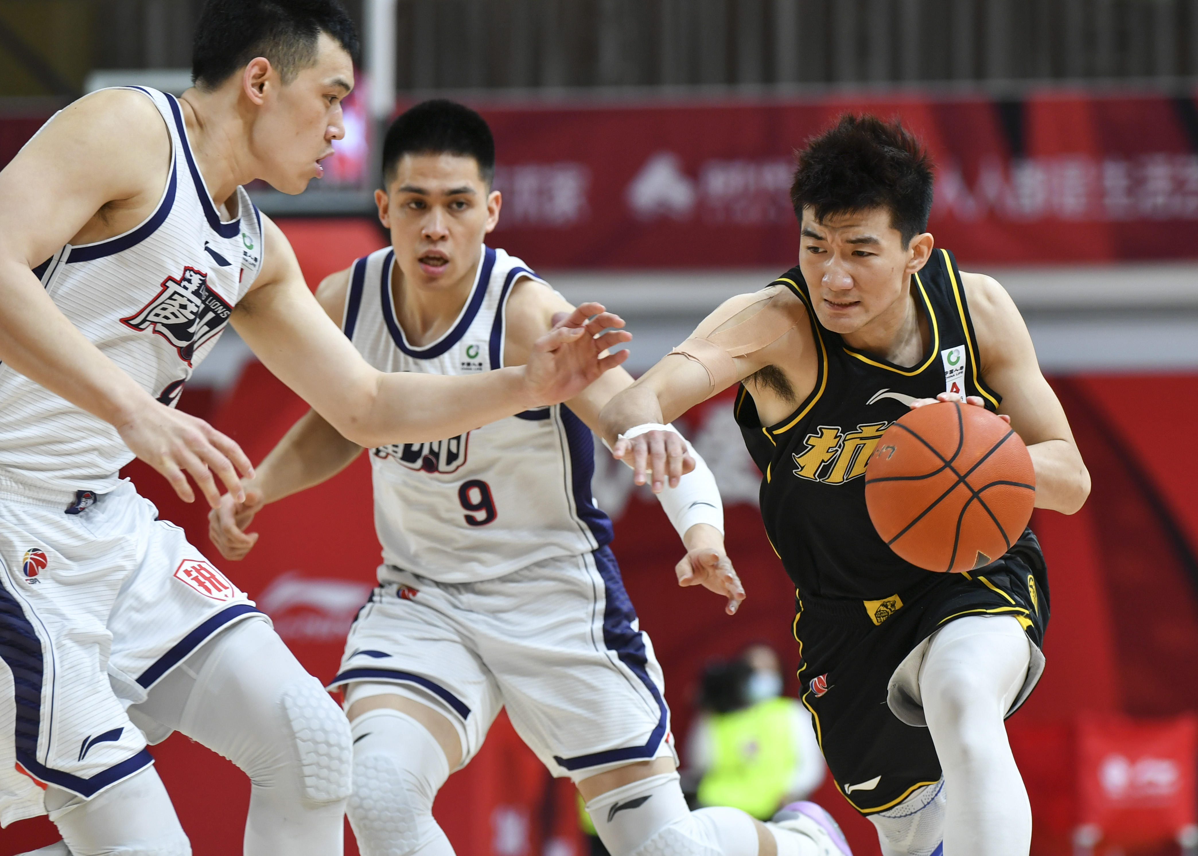 足球对决,每一秒都充满悬念 足球对决,每一秒都充满悬念